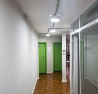 Foto de um corredor interno da empresa