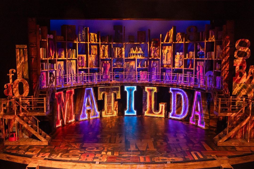 Um cenário de teatro, com destaque para o nome Matilda ao centro