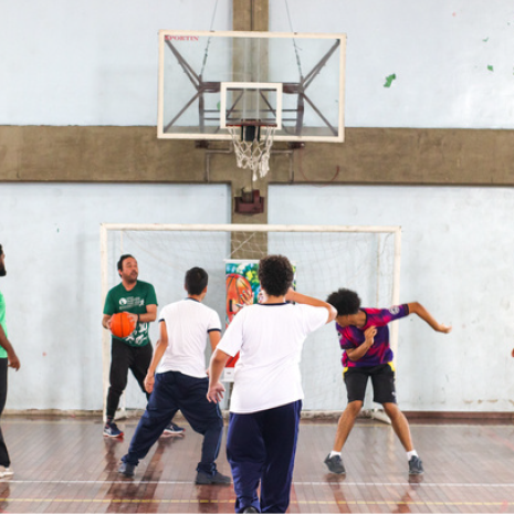 Jovens praticando basquete